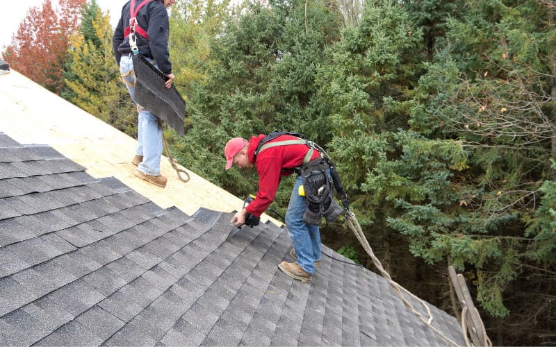 How to choose a roofing contractor to install asphalt shingles